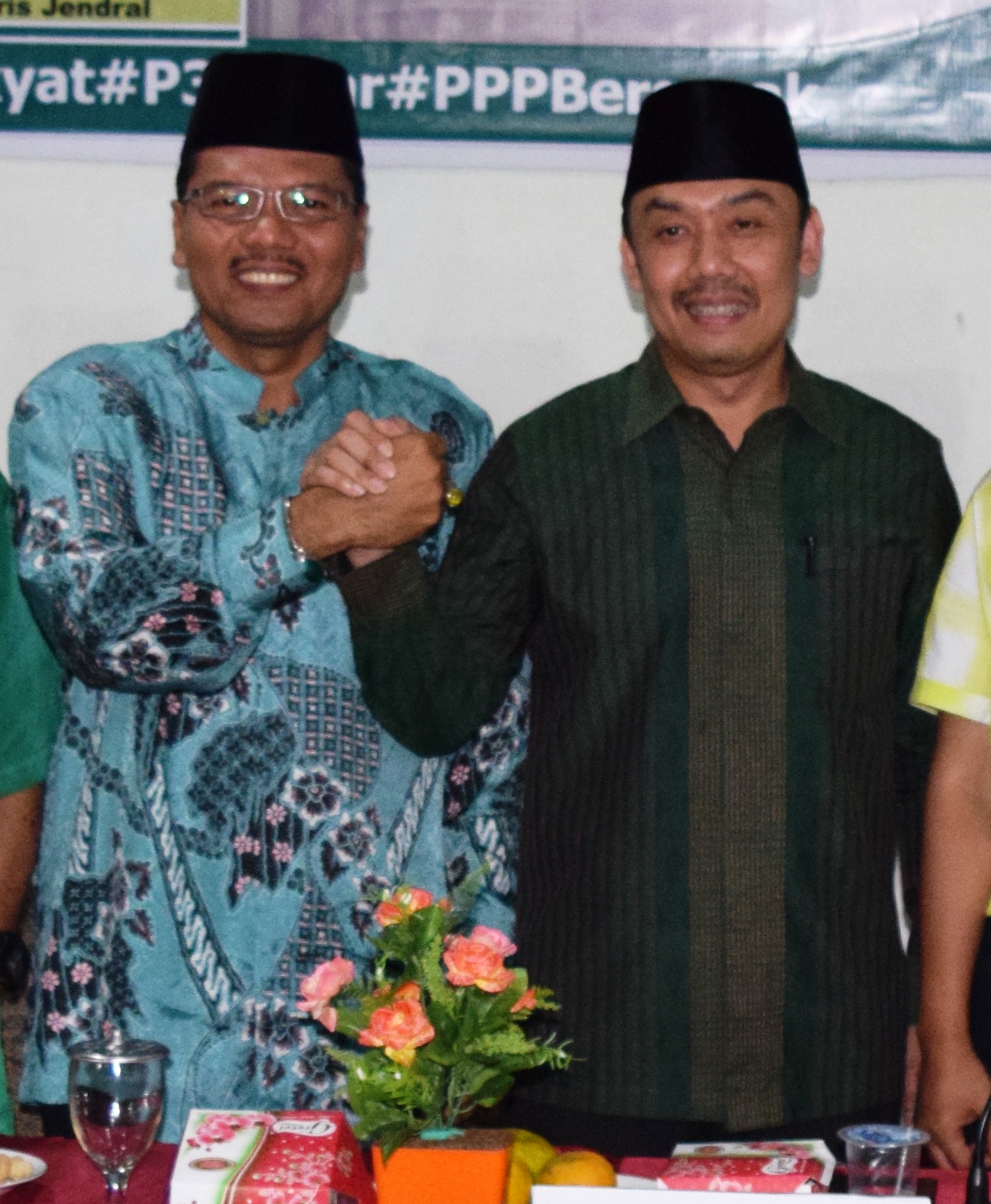 Bupati Limapuluh Kota Irfendi Arbi salam komando dengan Wakil Sekretaris Jenderal DPP PPP Muhammad Iqbal , Sabtu (22/10).